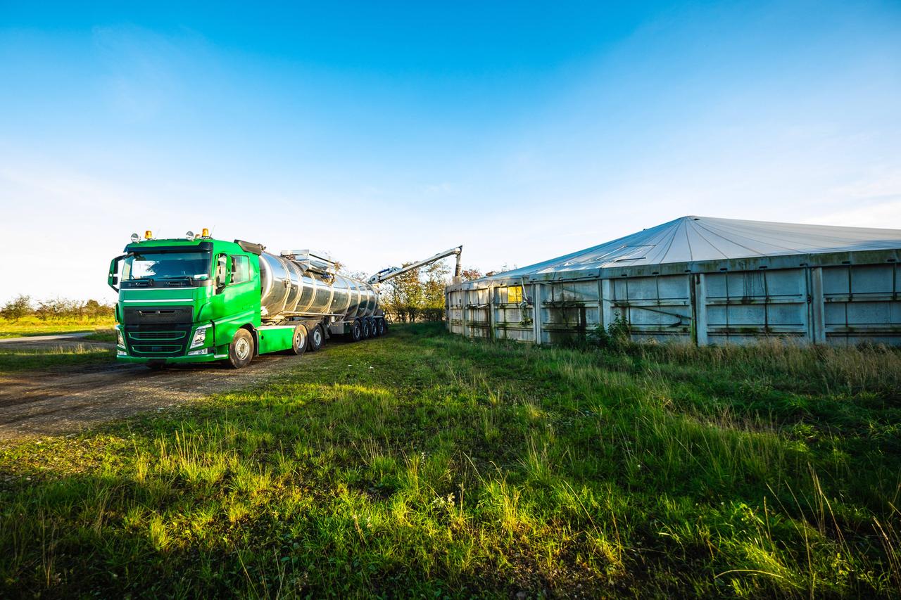 Ein LKW beim Befüllen einer Biogasanlage in Dänemark.