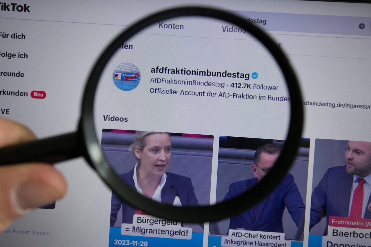 Eine Lupe vergrößert der Account der Bundestagsfraktion der Alternative für Deutschland auf dem Videoportal TikTok.