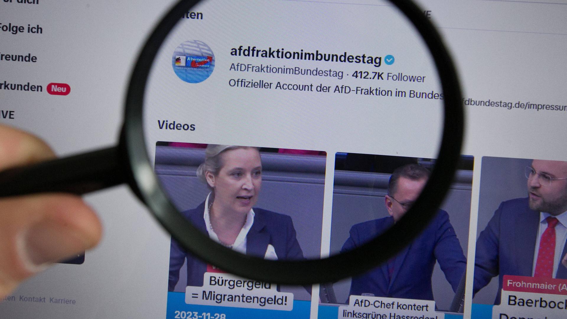 Eine Lupe vergrößert der Account der Bundestagsfraktion der Alternative für Deutschland auf dem Videoportal TikTok.