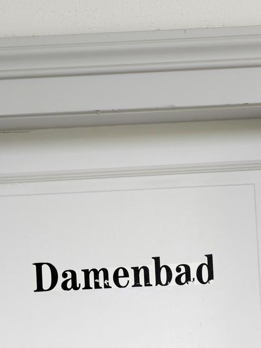 Eine Eingangstür mit der Aufschrift "Damenbad" im einzigen Damenbad in Deutschland, im Lorettobad in Freiburg 