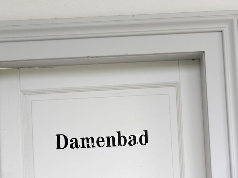 Eine Eingangstür mit der Aufschrift "Damenbad" im einzigen Damenbad in Deutschland, im Lorettobad in Freiburg 