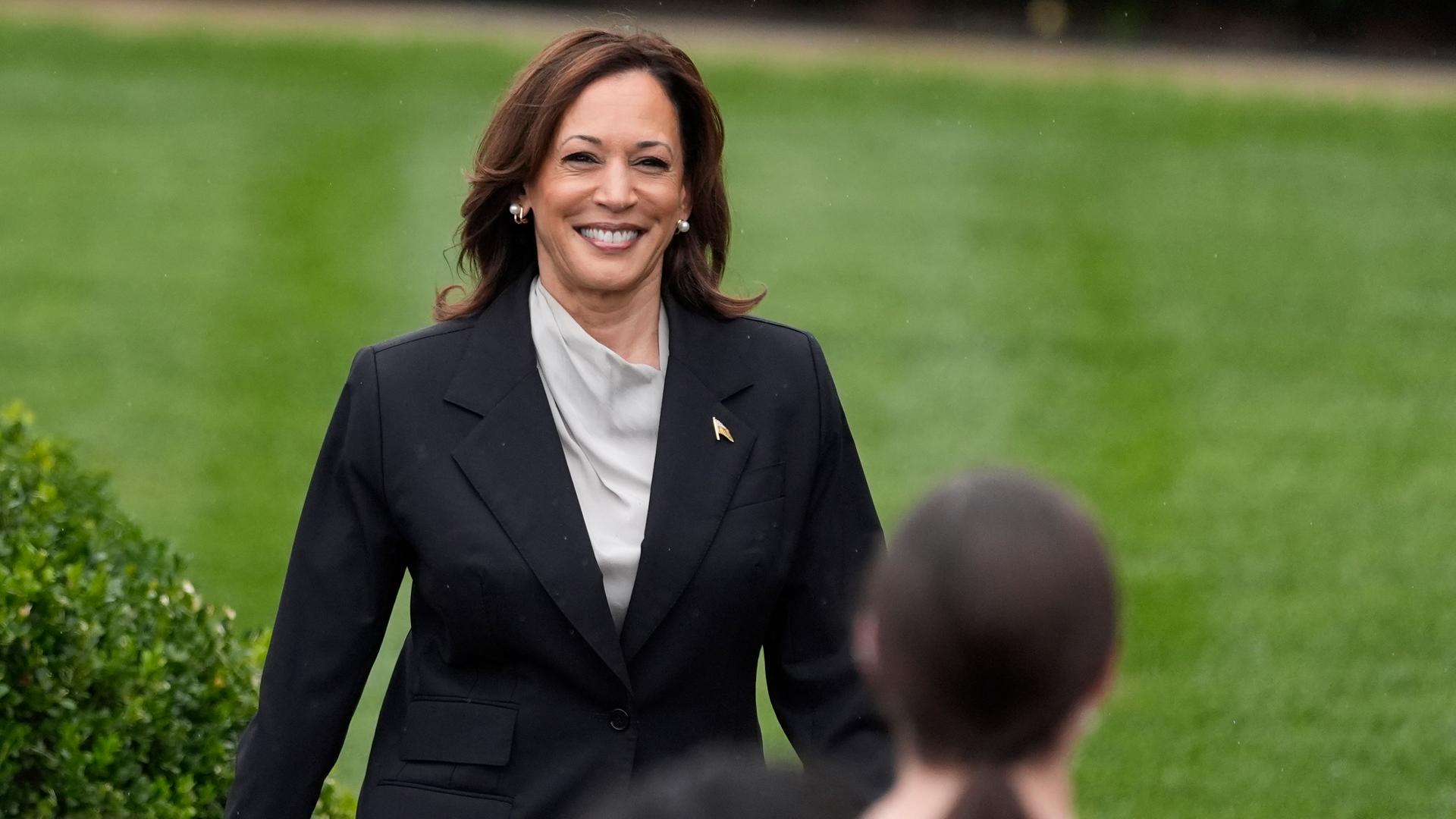 Die amerikanische Vizepräsidentin Kamala Harris bei ihrem ersten öffentlichen Auftritt seit der Ankündigung von Präsident Joe Biden, nicht mehr für eine zweite Amtszeit zu kandidieren.