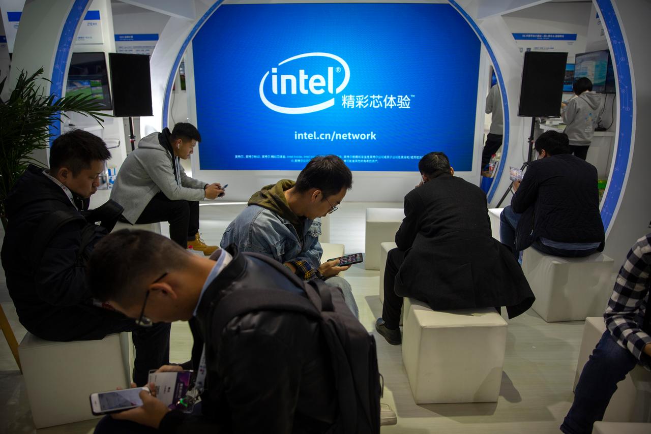 Menschen sitzen vor einem Intel-Stand bei einer Messe in China.