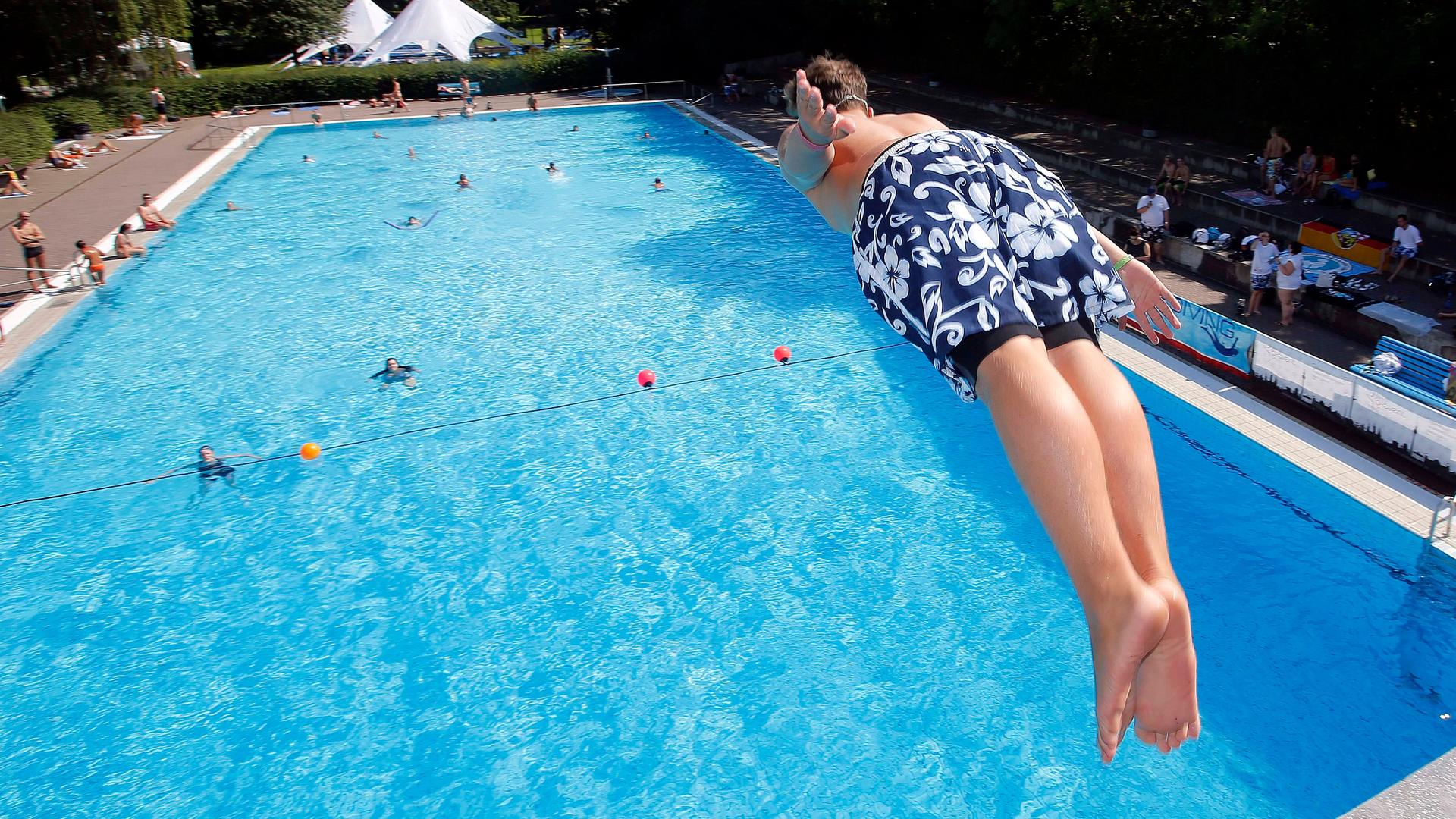 Splashdiving-Weltmeisterschaft im Stadtbad Neukoelln in Berlin, junge Menschen springen uebermuetig vom Sprungturm ins Wasser Splashdiving-Weltmeisterschaft im Stadtbad Neukoelln in Berlin, junge Menschen springen uebermuetig vom Sprungturm ins Wasser