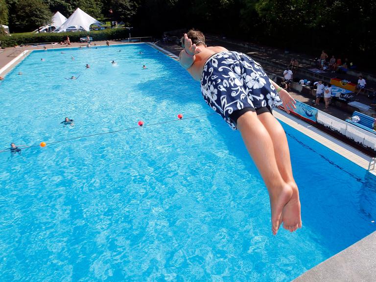 Splashdiving-Weltmeisterschaft im Stadtbad Neukoelln in Berlin, junge Menschen springen uebermuetig vom Sprungturm ins Wasser 