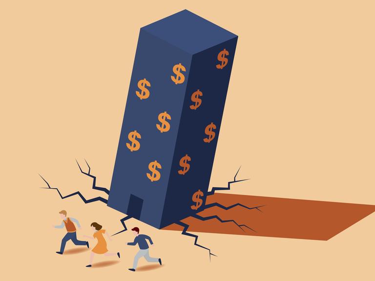 Eine Illustration: Ein hohes Gebäude mit mehreren Dollarschildern kippt und stürzt ein, darunter bricht der Boden auf, Menschen laufen in Panik davon. Eine Illustration: Ein hohes Gebäude mit mehreren Dollarschildern kippt und stürzt ein, darunter bricht der Boden auf, Menschen laufen in Panik davon.