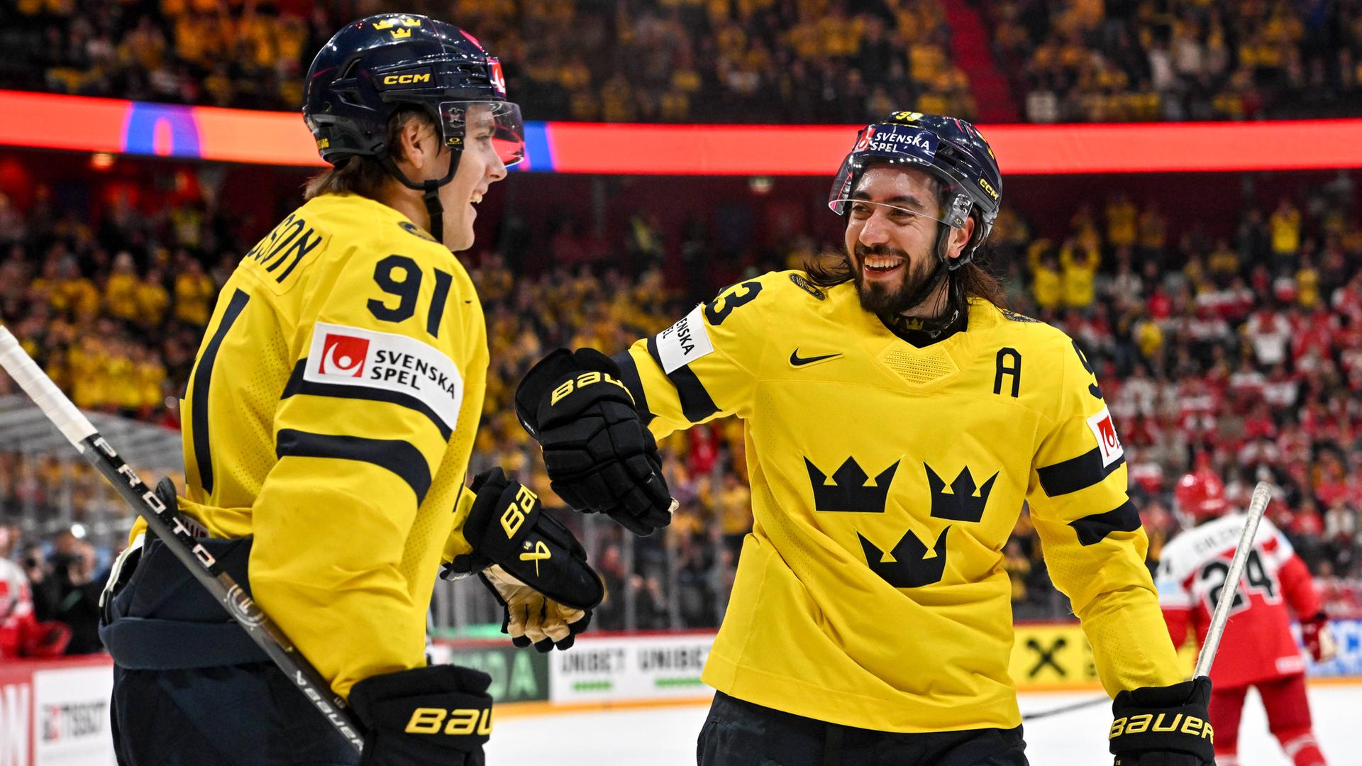 Die schwedischen Eishockey-Spieler Mika Zibanejad und Leo Carlsson beim Spiel um Platz drei der WM in Stockholm Die schwedischen Eishockey-Spieler Mika Zibanejad und Leo Carlsson beim Spiel um Platz drei der WM in Stockholm