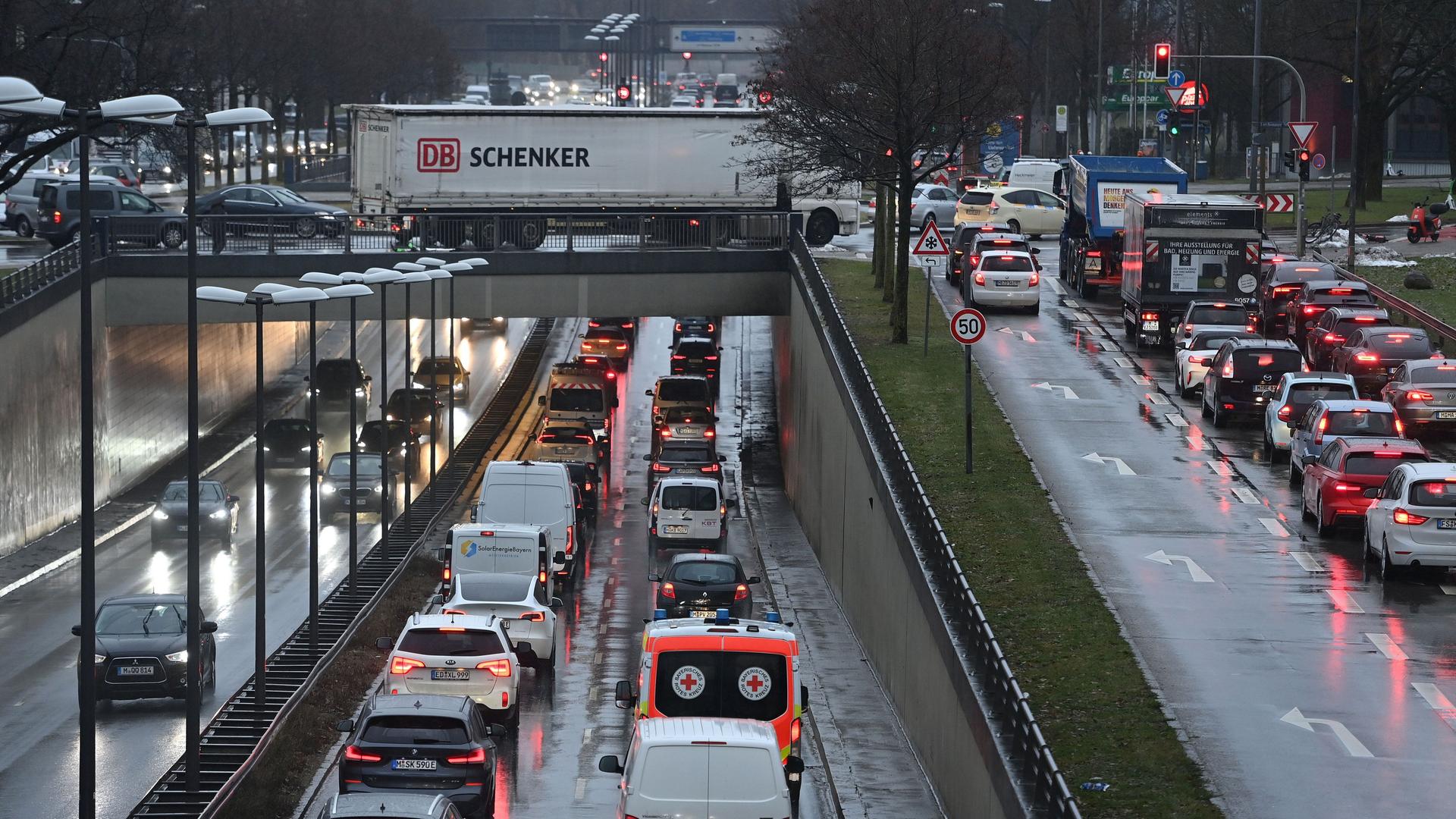 München: Verstopfte Hauptverkehrsstraße auf dem Mittleren Ring München: Verstopfte Hauptverkehrsstraße auf dem Mittleren Ring