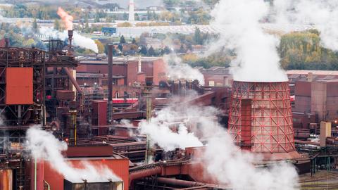 Eine Industrieanlage mit vielen qualmenden Schornsteinen