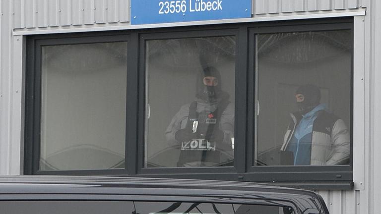 Zollmitarbeiter durchsuchen Gebäude im Zusammenhang mit verbotenen Russland-Exporten. 