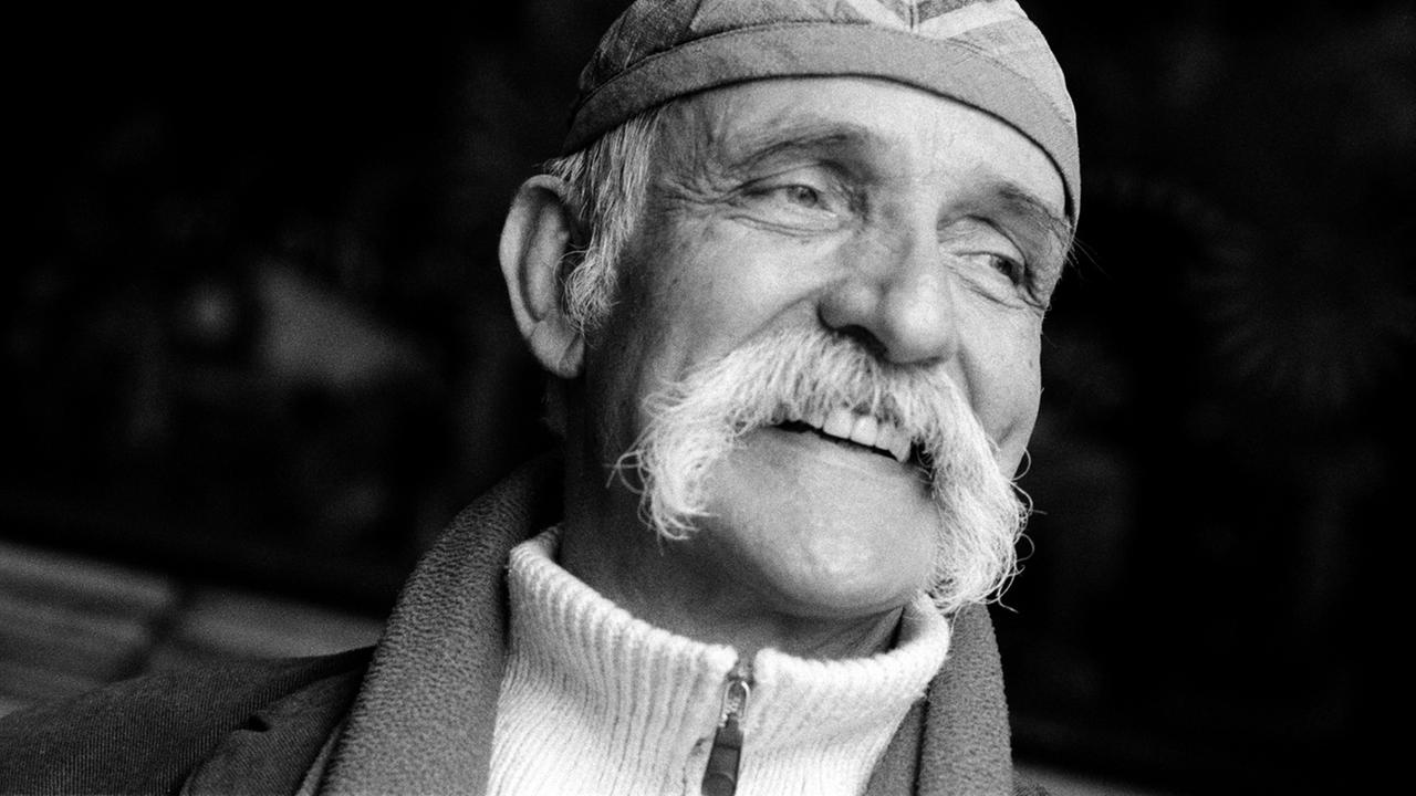 Undatiertes Porträt-Foto von Ali Mitgutsch in schwarz-weiß.