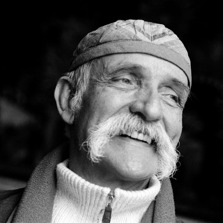 Undatiertes Porträt-Foto von Ali Mitgutsch in schwarz-weiß.