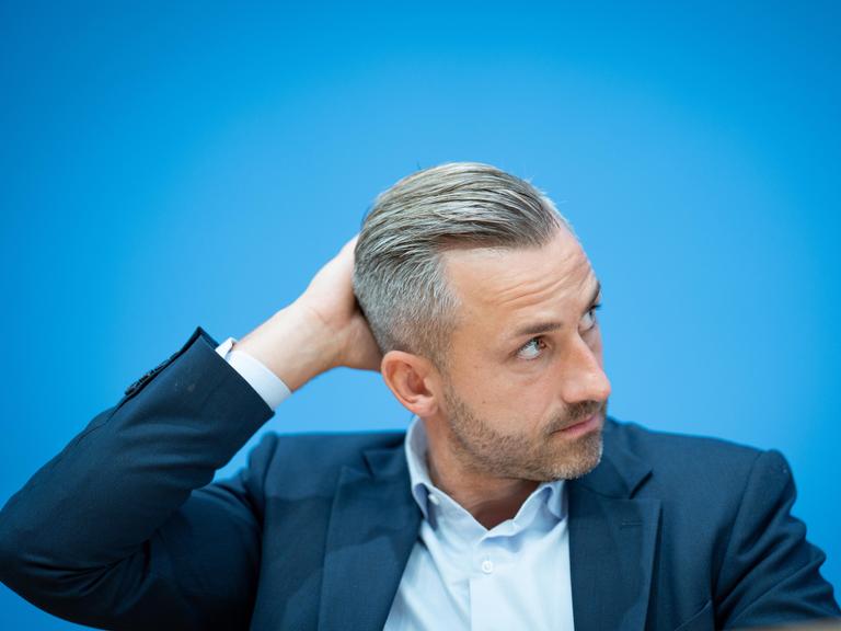 Wahlsieger und AfD-Spitzenkandidat in Sachsen-Anhalt, Ulrich Siegmund, während einer Bundespressekonferenz Wahlsieger und AfD-Spitzenkandidat in Sachsen-Anhalt, Ulrich Siegmund, während einer Bundespressekonferenz