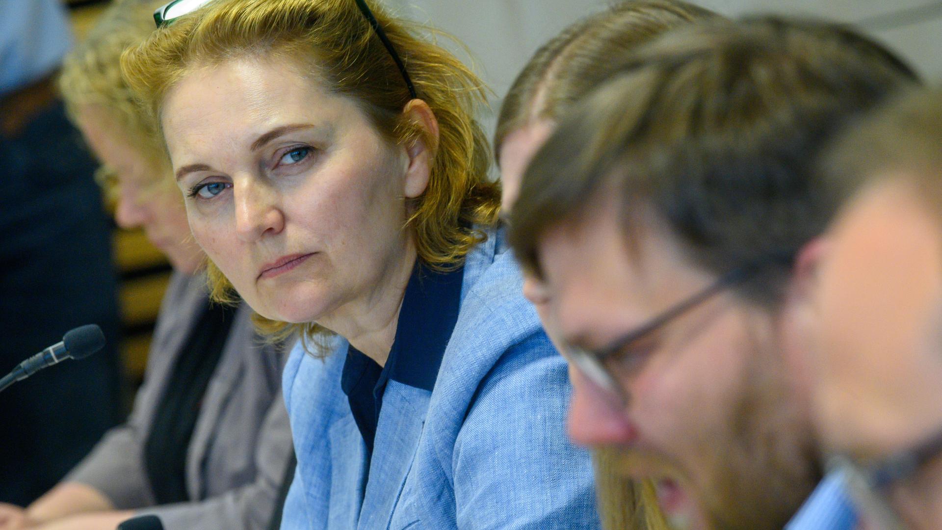 Karin Tschernich-Weiske und weitere Menschen auf dem Podium einer Pressekonferenz