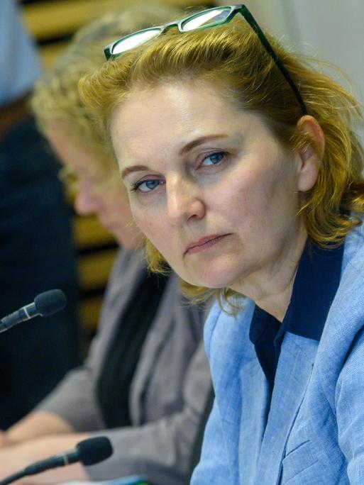 Karin Tschernich-Weiske und weitere Menschen auf dem Podium einer Pressekonferenz Karin Tschernich-Weiske und weitere Menschen auf dem Podium einer Pressekonferenz