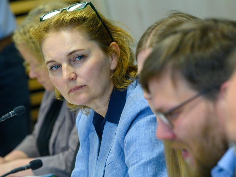 Karin Tschernich-Weiske und weitere Menschen auf dem Podium einer Pressekonferenz Karin Tschernich-Weiske und weitere Menschen auf dem Podium einer Pressekonferenz