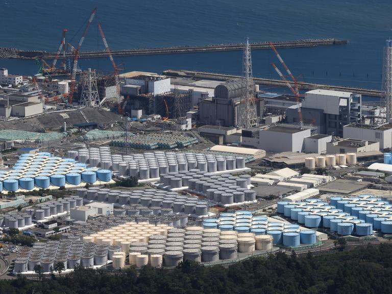 Eine Luftaufnahme zeigt Wassertanks am Atomkraftwerk Fukushima 1.