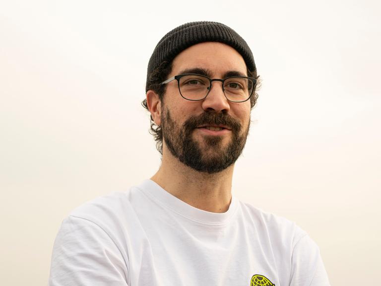 Porträtaufnahme von Mikael Ross vor hellem Hintergrund.