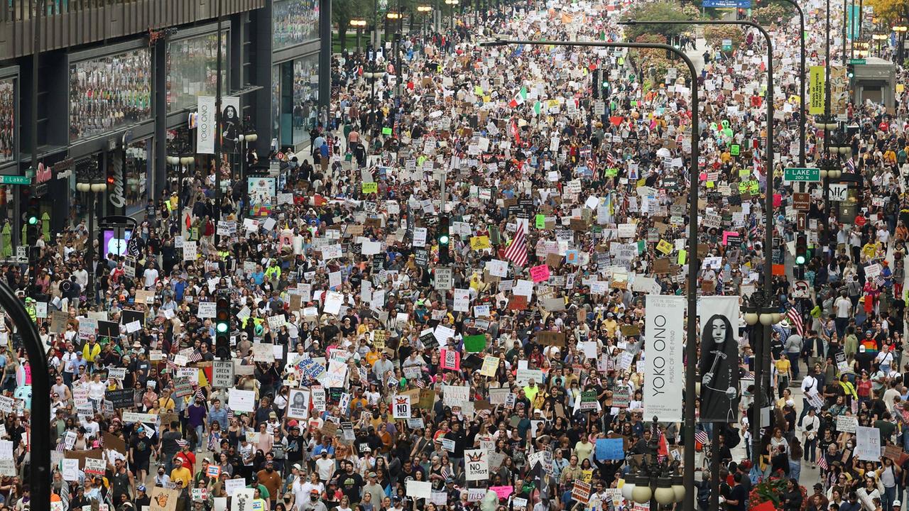 "No Kings"-Proteste in Chicago: Hunderttausende Menschen laufen Chicagos Straßen entlang im Protest gegen die Einwanderungspolitik der Regierung