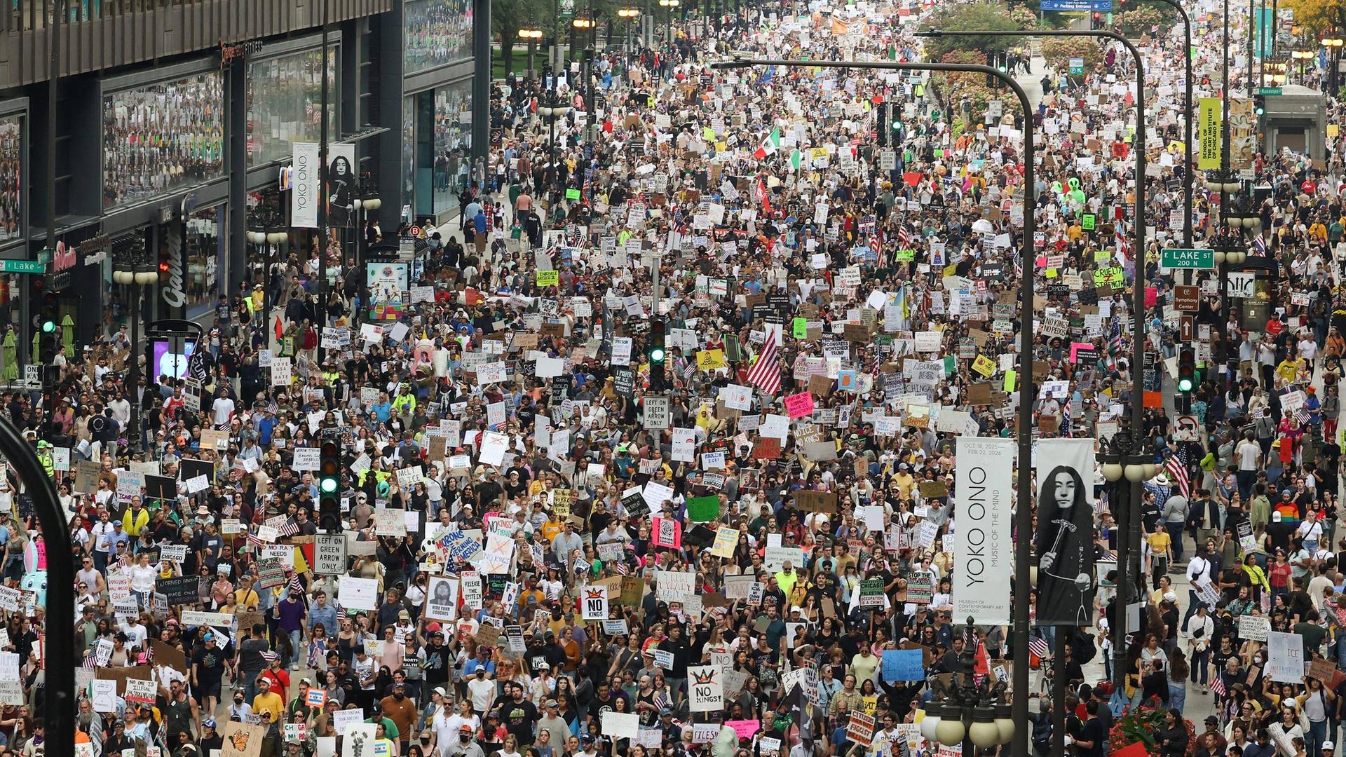 "No Kings"-Proteste in Chicago: Hunderttausende Menschen laufen Chicagos Straßen entlang im Protest gegen die Einwanderungspolitik der Regierung "No Kings"-Proteste in Chicago: Hunderttausende Menschen laufen Chicagos Straßen entlang im Protest gegen die Einwanderungspolitik der Regierung