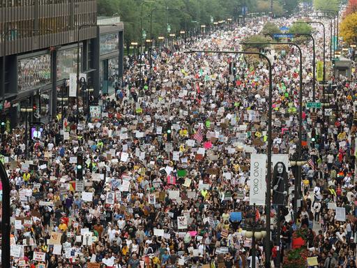 "No Kings"-Proteste in Chicago: Hunderttausende Menschen laufen Chicagos Straßen entlang im Protest gegen die Einwanderungspolitik der Regierung