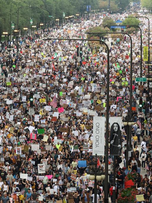 "No Kings"-Proteste in Chicago: Hunderttausende Menschen laufen Chicagos Straßen entlang im Protest gegen die Einwanderungspolitik der Regierung