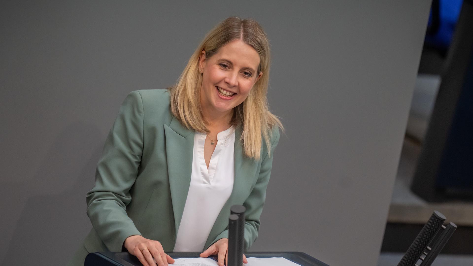 Verena Hubertz (SPD), Bundesministerin für Wohnen, Stadtentwicklung und Bauwesen, spricht im Bundestag bei den Haushaltsberatungen zur Einbringung des Entwurfs für den Bundeshaushalt 2025. Verena Hubertz (SPD), Bundesministerin für Wohnen, Stadtentwicklung und Bauwesen, spricht im Bundestag bei den Haushaltsberatungen zur Einbringung des Entwurfs für den Bundeshaushalt 2025.