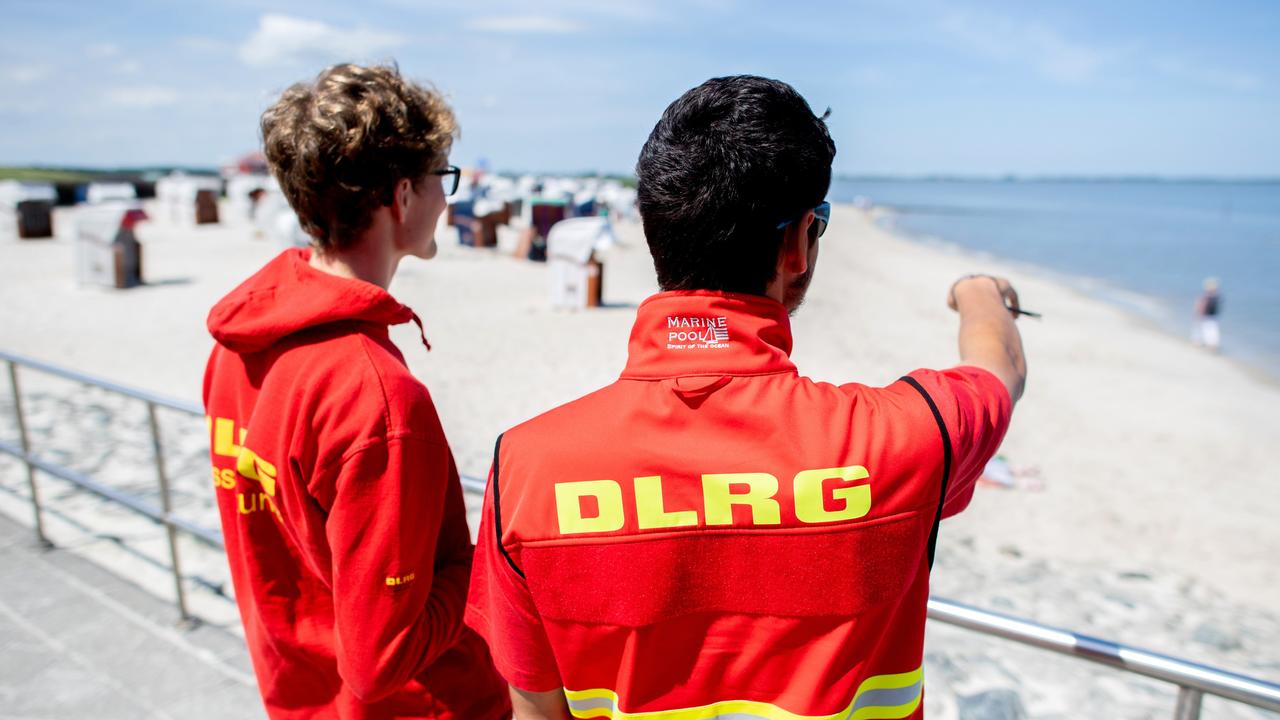 Rettungs-Schwimmer von der DLRG bewachen einen Strand