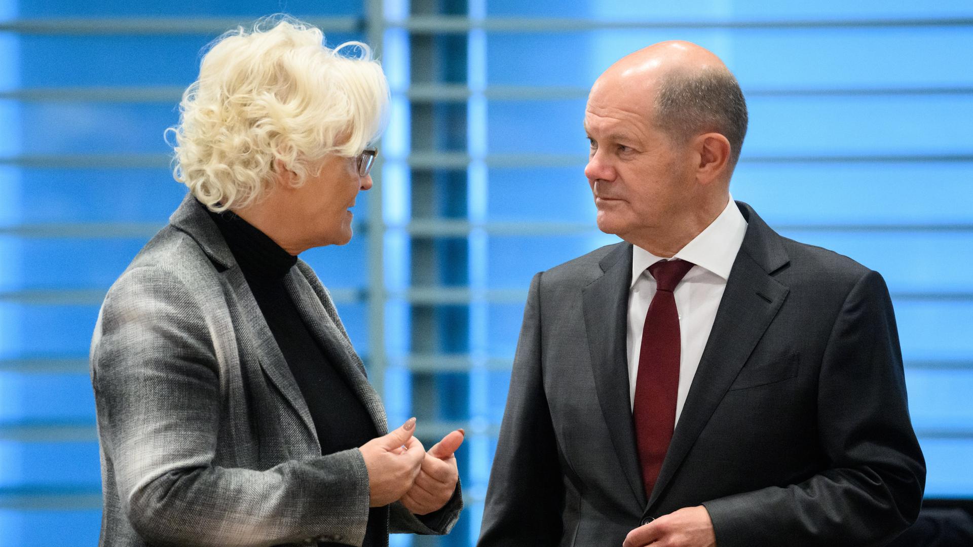 Bundesverteidigungsministerin Christine Lambrecht und Bundeskanzler Olaf Scholz (beide SPD) 