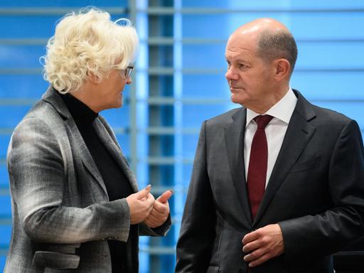 Bundesverteidigungsministerin Christine Lambrecht und Bundeskanzler Olaf Scholz (beide SPD) 