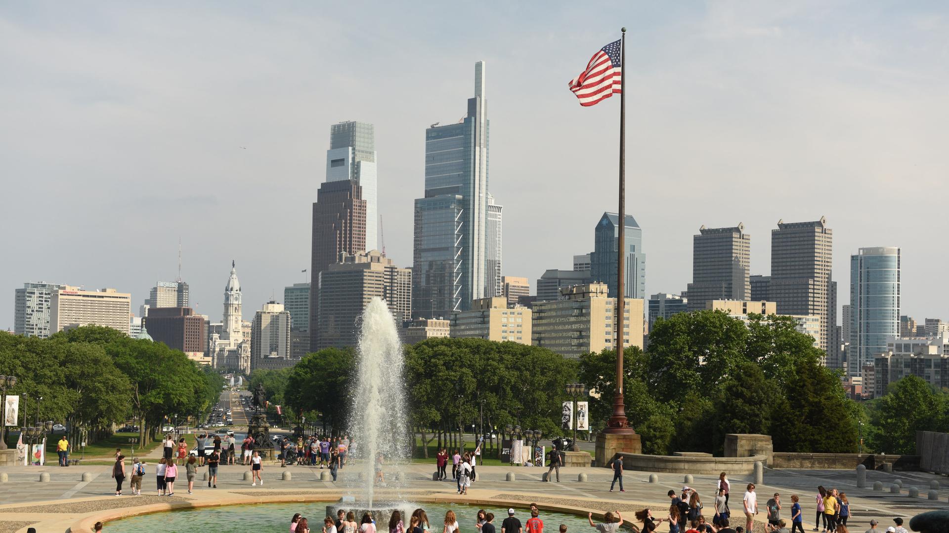 Philadelphia: Menschen am Brunnen in der Nähe des Philadelphia Museum of Art, im Hintergrund die Skyline Philadelphia: Menschen am Brunnen in der Nähe des Philadelphia Museum of Art, im Hintergrund die Skyline