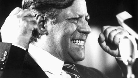 Ein Schwarz-Weiß-Porträt zeigt Bundeskanzler Helmut Schmidt während einer Rede im Jahr 1975 mit triumphierendem Gesichtausdruck und mit geballten Fäusten.