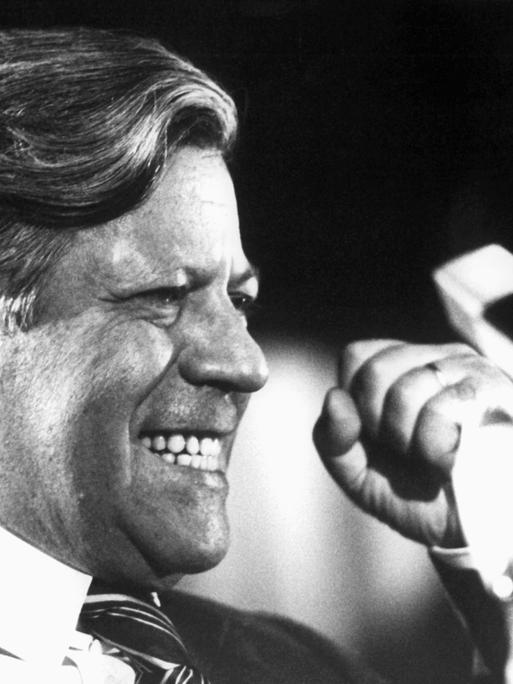 Ein Schwarz-Weiß-Porträt zeigt Bundeskanzler Helmut Schmidt während einer Rede im Jahr 1975 mit triumphierendem Gesichtausdruck und mit geballten Fäusten.
