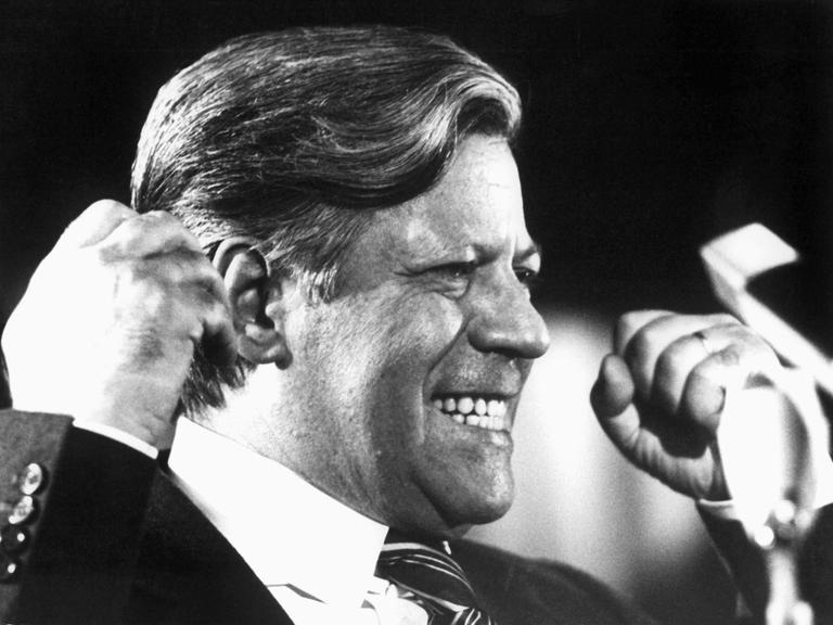 Ein Schwarz-Weiß-Porträt zeigt Bundeskanzler Helmut Schmidt während einer Rede im Jahr 1975 mit triumphierendem Gesichtausdruck und mit geballten Fäusten.