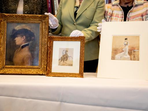 22.1.2023: Drei als NS-Raubkunst identifizierte Kunstwerke bei deren offizieller Rückgabe an die Erbin Armand Dorvilles im Büro der damaligen Kulturstaatsministerin Grütters im Bundeskanzleramt 22.1.2023: Drei als NS-Raubkunst identifizierte Kunstwerke bei deren offizieller Rückgabe an die Erbin Armand Dorvilles im Büro der damaligen Kulturstaatsministerin Grütters im Bundeskanzleramt