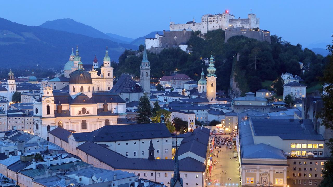 Die Salzburger Altstadt im Abendlicht.