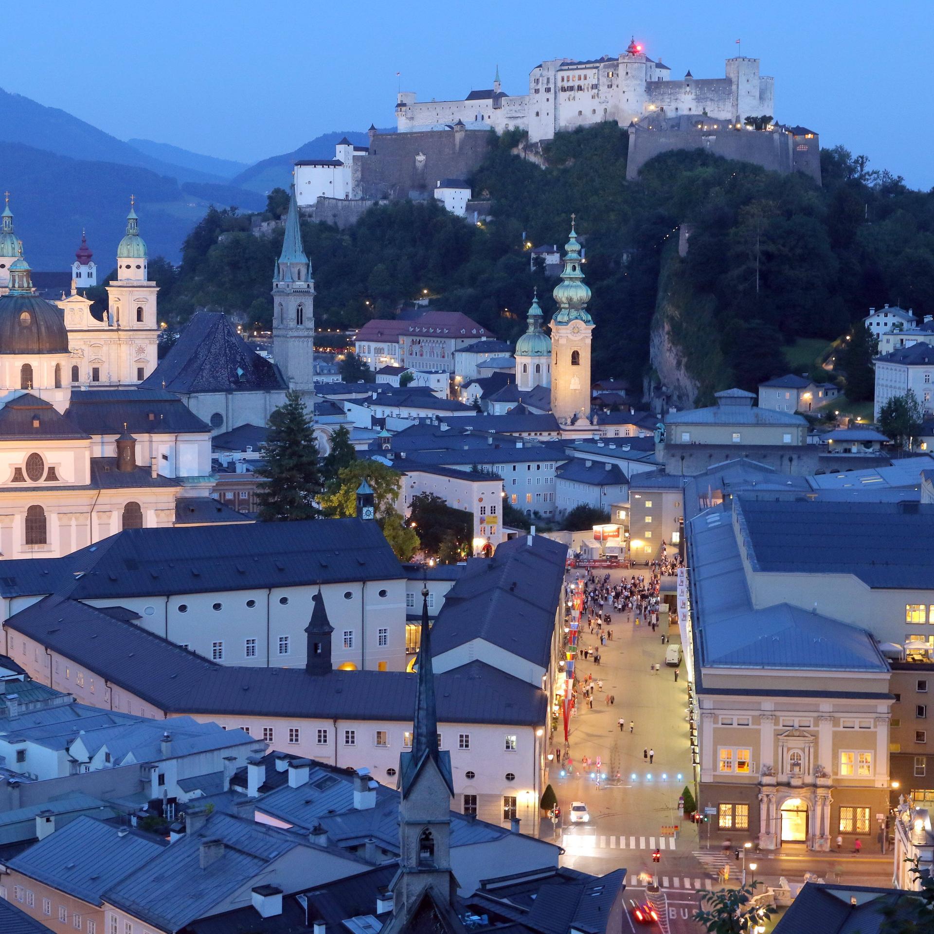 Die Salzburger Altstadt im Abendlicht.