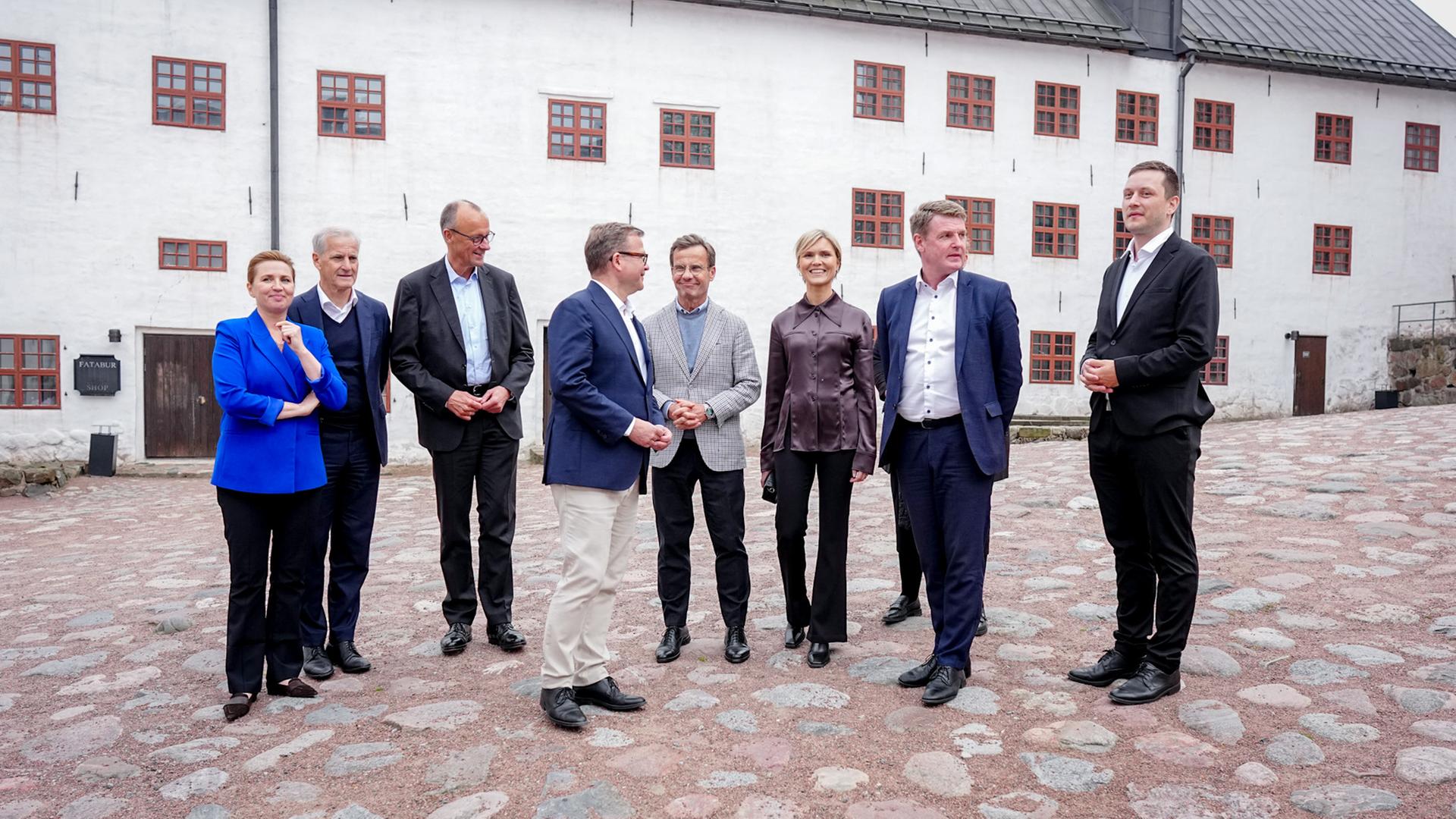 Mette Frederiksen (l-r), Ministerpräsidentin von Dänemark, Jonas Gahr Støre, Ministerpräsident von Norwegen, Bundeskanzler Friedrich Merz (CDU) Petteri Orpo, Ministerpräsident von Finnland, Ulf Kristersson, Ministerpräsident von Schweden, Kristrun Frostadottir, Ministerpräsidentin von Island, Jens-Frederik Nielsen, Premierminister von Grönland, Aksel Johannesen, Ministerpräsident der Färöer, und Jens-Frederik Nielsen, Premierminister von Grönland, kommen zum Treffen der nordischen Regierungschefs aus Finnland, Schweden, Norwegen, Dänemark und Island für ein Familienfoto vor der Burg Turku zusammen. 