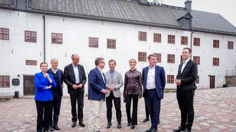 Mette Frederiksen (l-r), Ministerpräsidentin von Dänemark, Jonas Gahr Støre, Ministerpräsident von Norwegen, Bundeskanzler Friedrich Merz (CDU) Petteri Orpo, Ministerpräsident von Finnland, Ulf Kristersson, Ministerpräsident von Schweden, Kristrun Frostadottir, Ministerpräsidentin von Island, Jens-Frederik Nielsen, Premierminister von Grönland, Aksel Johannesen, Ministerpräsident der Färöer, und Jens-Frederik Nielsen, Premierminister von Grönland, kommen zum Treffen der nordischen Regierungschefs aus Finnland, Schweden, Norwegen, Dänemark und Island für ein Familienfoto vor der Burg Turku zusammen. 