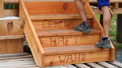 Auf einer Treppe des Seehaus e.V. ist das Motto "Wahr.Haft.Leben.“geschrieben.
Auf einer Treppe des Seehaus e.V. ist das Motto "Wahr.Haft.Leben.“geschrieben.