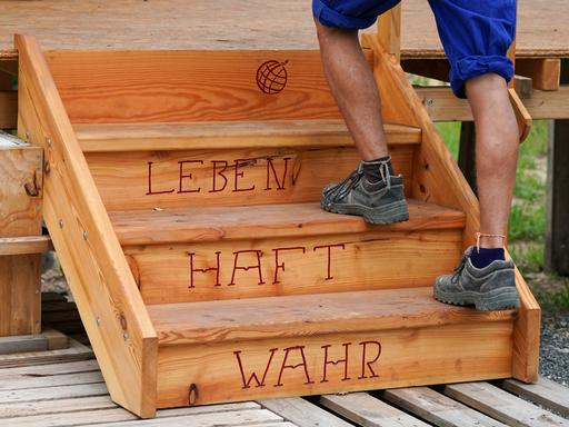 Auf einer Treppe des Seehauses e.V. ist das Motto "Wahr.Haft.Leben.“geschrieben. 
