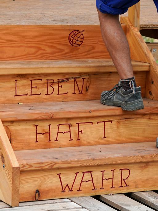 Auf einer Treppe des Seehauses e.V. ist das Motto "Wahr.Haft.Leben.“geschrieben. 
