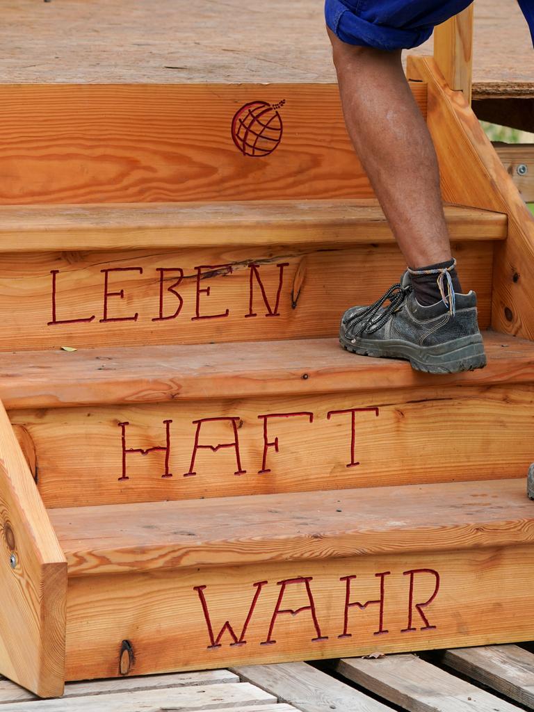 Auf einer Treppe des Seehauses e.V. ist das Motto "Wahr.Haft.Leben.“geschrieben. 
