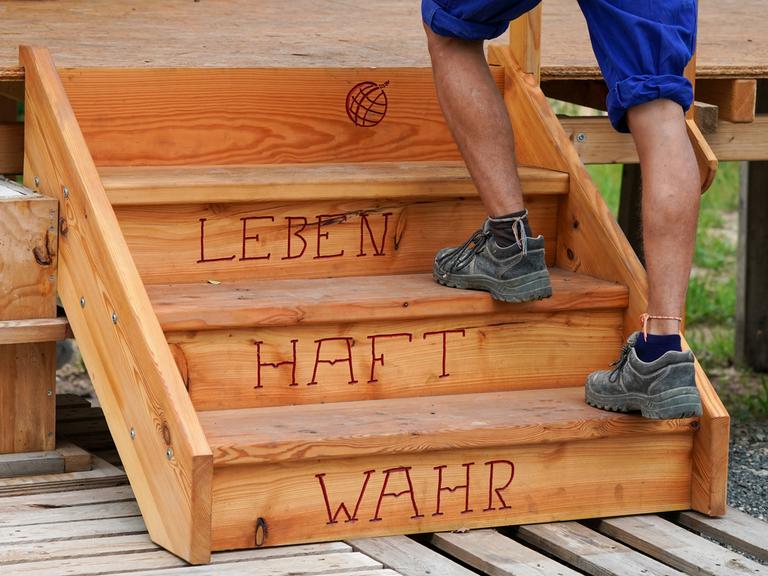 Auf einer Treppe des Seehauses e.V. ist das Motto "Wahr.Haft.Leben.“geschrieben. 
