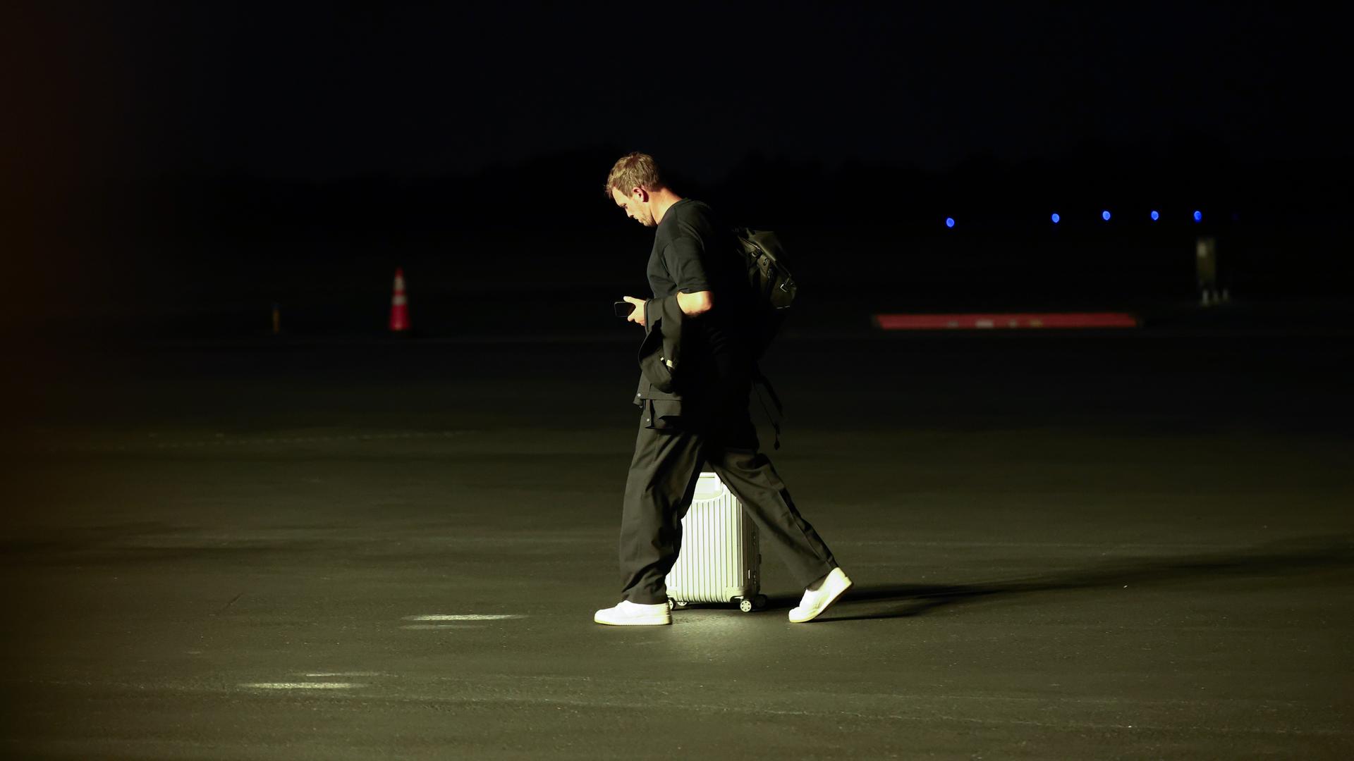 Bundestrainer Nagelsmann nach dem Ausscheiden bei der Fußball-WMAnkunft am Flughafen steigt aus dem Flugzeug.
