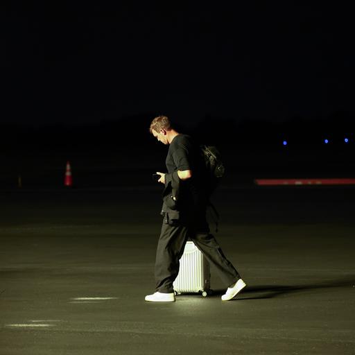 Bundestrainer Nagelsmann nach dem Ausscheiden bei der Fußball-WMAnkunft am Flughafen steigt aus dem Flugzeug.