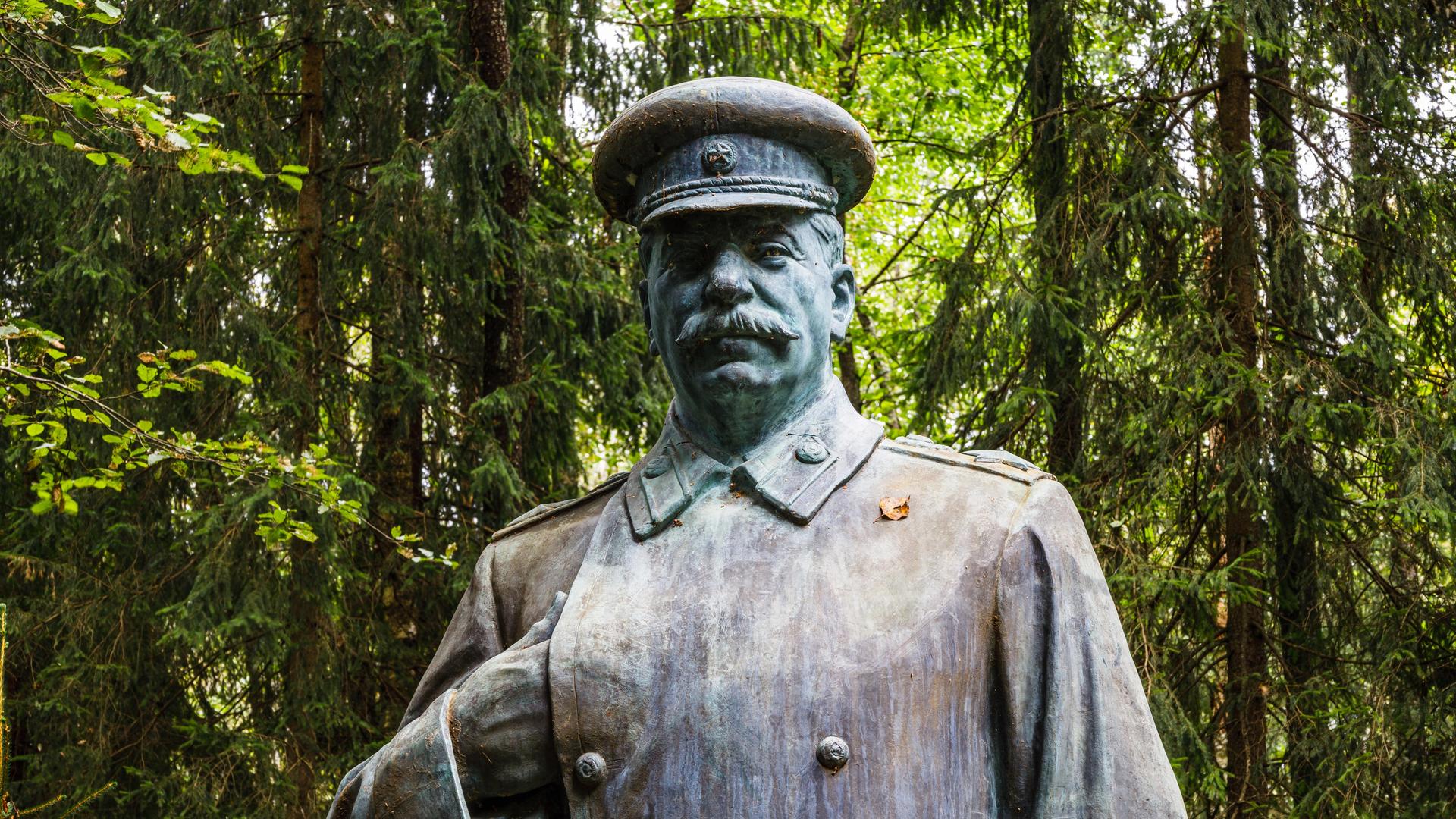 Stalin-Denkmal in einem litauischen Park, in dem Skulpturen aus der sowjetischen Besatzungszeit ausgestellt werden. Auf Tafeln werden die abgebildeten Personen vorgestellt und ihre Taten benannt.