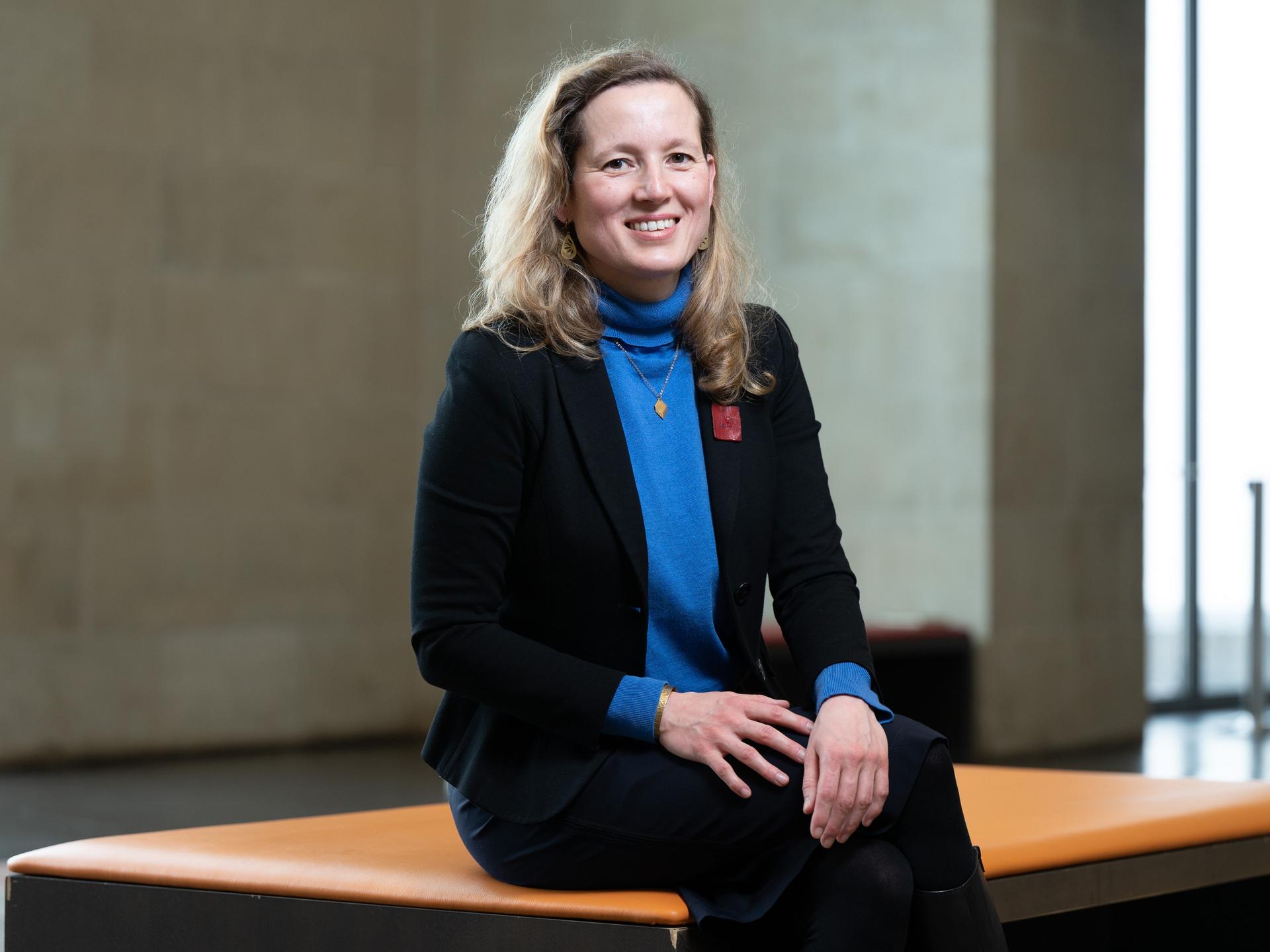 Iris Edenheiser, Direktorin Deutsches Hygiene-Museum, sitzt am Rande einer Pressekonferenz im Museum. Im Hintergrund verschwommen eine Betonwand.