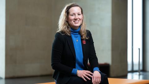 Iris Edenheiser, Direktorin Deutsches Hygiene-Museum, sitzt am Rande einer Pressekonferenz im Museum. Im Hintergrund verschwommen eine Betonwand.