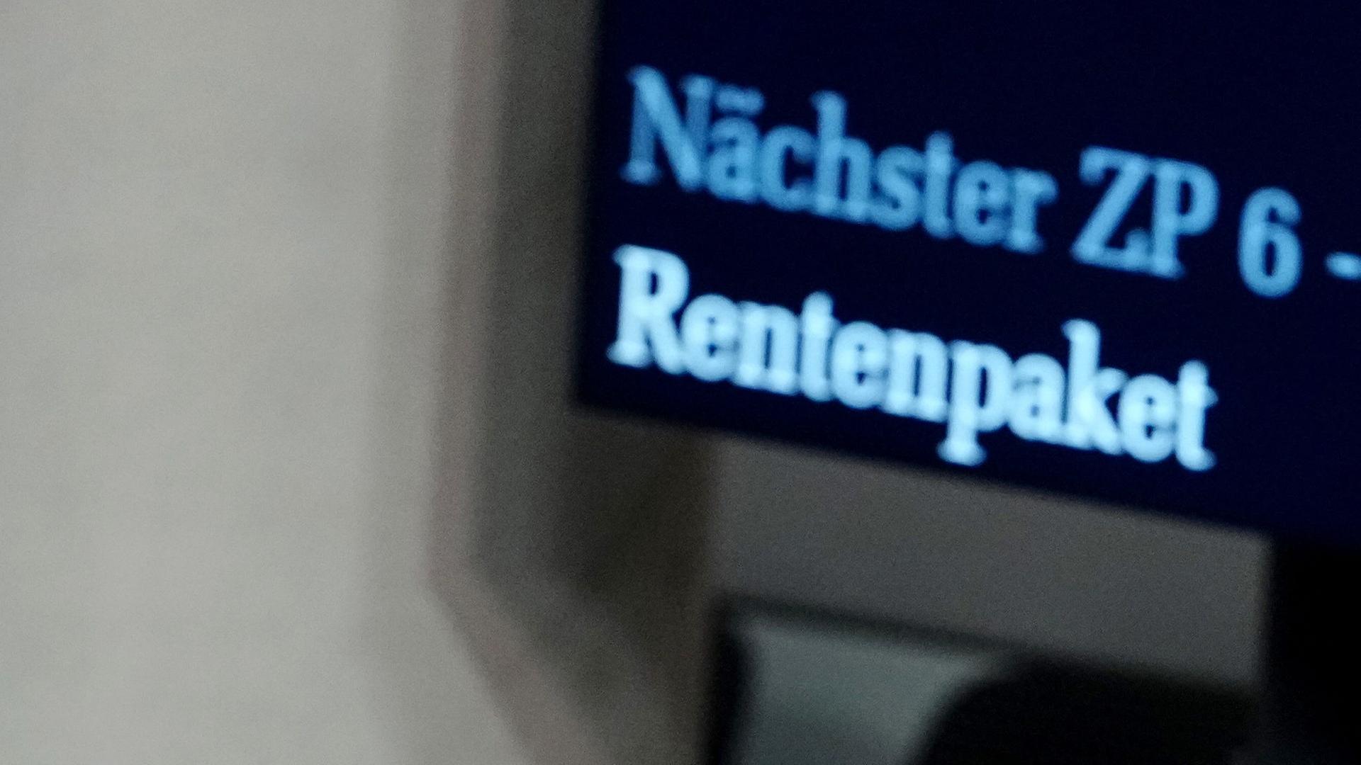 Auf einer Anzeigetafel im Bundestag ist "Nächster ZP6 - Rentenpaket" zu lesen.
